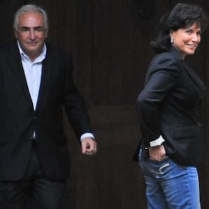 Dominique Strauss-Kahn et Anne Sinclair dans la cour de leur domicile parisien, le 4 septembre 2011