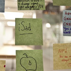 Hommage à Steve Jobs dans un Apple Store à San Francisco, où est implantée Apple.