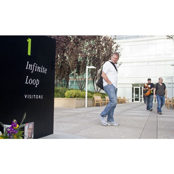 Hommage à Steve Jobs au siège d'Apple à Cupertino, en Californie.