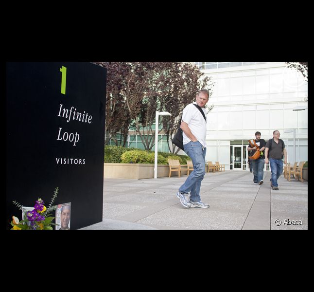 Hommage à Steve Jobs au siège d'Apple à Cupertino, en Californie.
