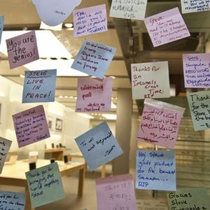 Des centaines de personnes se pressent devant les Apple Store pour rendre un dernier Hommage à Steve Jobs, fondateur d'Apple.