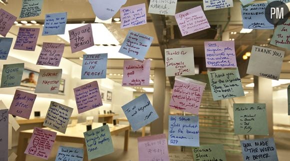 Des centaines de personnes se pressent devant les Apple Store pour rendre un dernier Hommage à Steve Jobs, fondateur d'Apple.