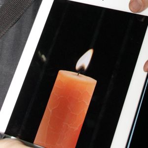 Un fan d'Apple à New York avec son iPad, devant une boutique de la marque.