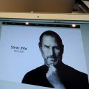 Dans tous les Apple Store, les écrans des Mac installés montrent le visage de Steve Jobs, décédé à l'âge de 56 ans.