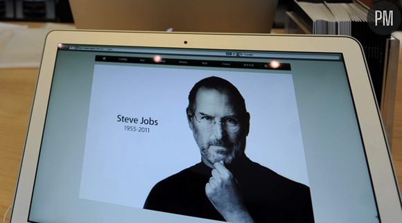 Dans tous les Apple Store, les écrans des Mac installés montrent le visage de Steve Jobs, décédé à l'âge de 56 ans.