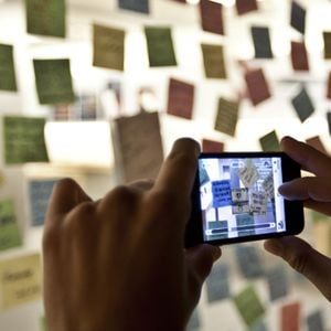 Sur les vitrines des Apple Store, les fans rendent un dernier hommage à Steve Jobs. Ici à San Francisco, en Californie.