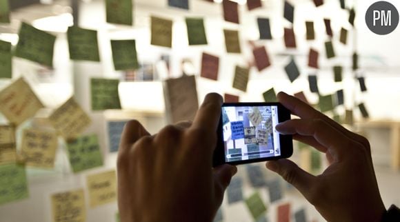 Sur les vitrines des Apple Store, les fans rendent un dernier hommage à Steve Jobs. Ici à San Francisco, en Californie.