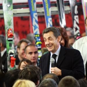 Nicolas Sarkozy vante le "Made in France" dans une usine Rossignol.