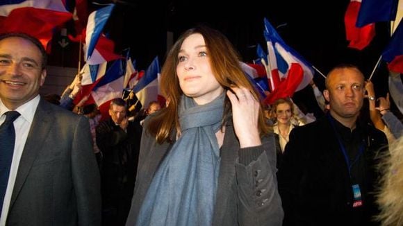 Carla Bruni-Sarkozy se paye les journalistes en chanson avec "Les Diseux"