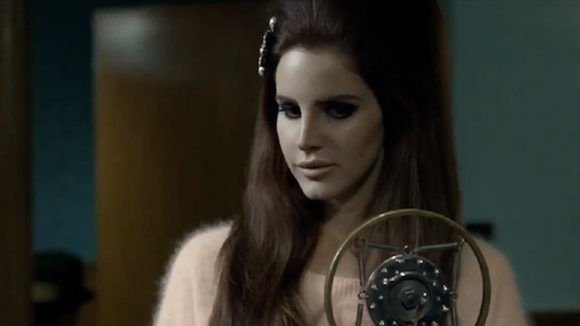 Lana Del Rey plongée dans les années 50 pour une pub H&M