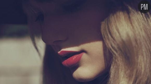 Taylor Swift sur la pochette de l'album "Red"