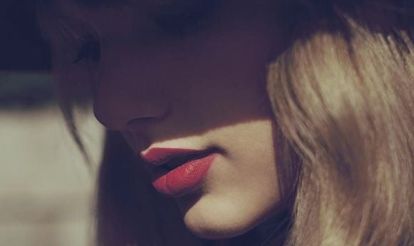 Taylor Swift sur la pochette de l'album "Red"