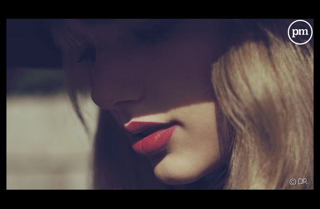 Taylor Swift sur la pochette de l'album "Red"