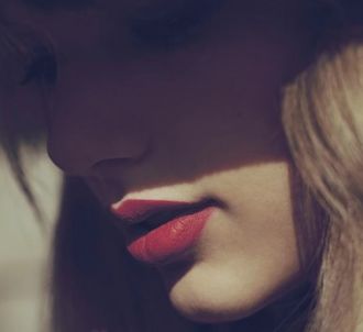 Taylor Swift sur la pochette de l'album 'Red'