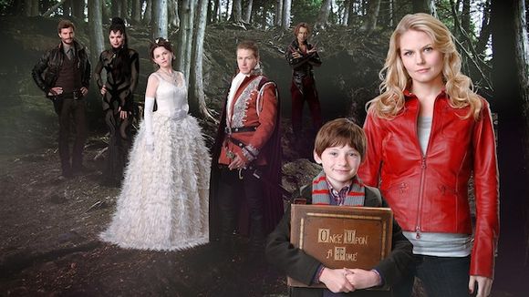 M6 distribue des pommes dans la rue pour la série "Once Upon a Time"