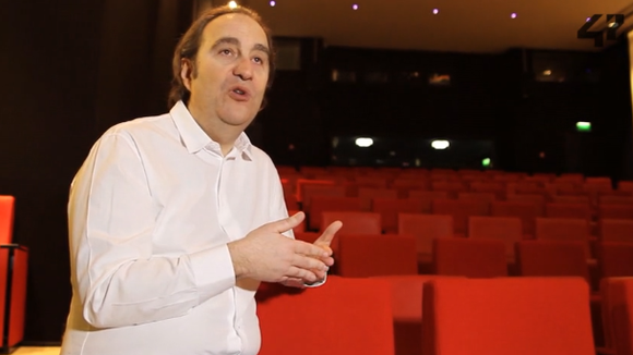 Xavier Niel, président de "42", explique le concept de son école.