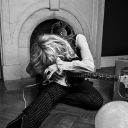 Courtney Love avec sa guitar pour Saint Laurent Paris.