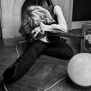 Courtney Love avec sa guitar pour Saint Laurent Paris.