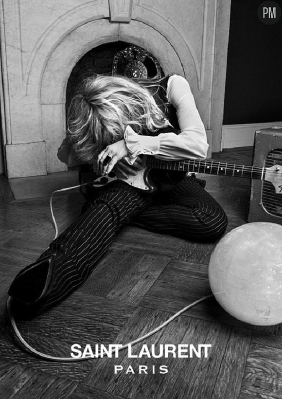 Courtney Love avec sa guitar pour Saint Laurent Paris.