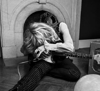 Courtney Love avec sa guitar pour Saint Laurent Paris.