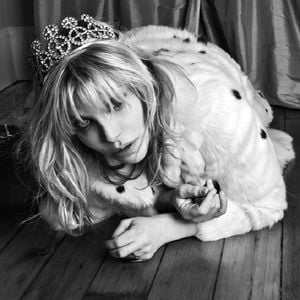 L'icône trash du rock, Courtney Love, pour Saint Laurent Paris.