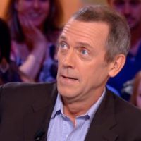 Hugh Laurie découvre la chanson "Dr House" de Christophe Hondelatte au "Grand Journal"