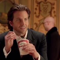 Pub : Bradley Cooper met sa séduction au service d'Häagen-Dazs