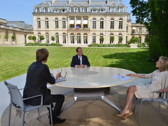 Laurent Delahousse et Claire Chazal, lors de l'entretien avec François Hollande le 14 juillet 2013.