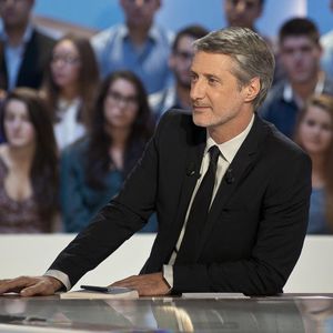 Invité par Canal+, le journaliste de RMC Daniel Riolo a été prié par sa direction de rebrousser chemin.