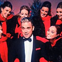 Clip : Robbie Williams fête Noël avec humour dans "Dream A Little Dream"