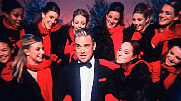 Clip : Robbie Williams fête Noël avec humour dans "Dream A Little Dream"