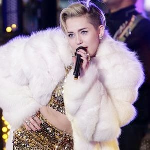 Le clip "Wrecking Ball" de Miley Cyrus interdit d'antenne avant 22 heures par le CSA