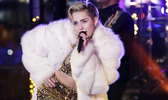 Le clip "Wrecking Ball" de Miley Cyrus interdit d'antenne avant 22 heures par le CSA