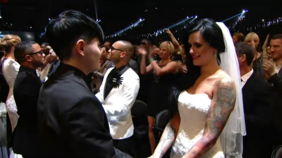 Grammy Awards 2014 : Macklemore célèbre 33 mariages en direct avec Madonna
