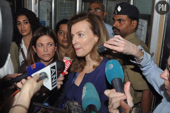 Valérie Trierweiler, assaillie par les journalistes à son arrivée en Inde, le 27 janvier 2014.