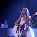 Ellie Goulding chante "I Need Your Love" et "Burn" aux Brit Awards 2014