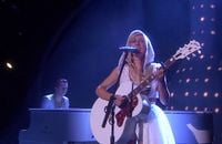 Ellie Goulding chante "I Need Your Love" et "Burn" aux Brit Awards 2014