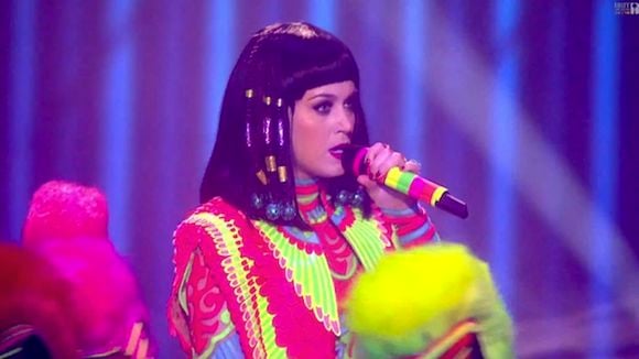 Katy Perry chante "Dark Horse" aux Brit Awards 2014