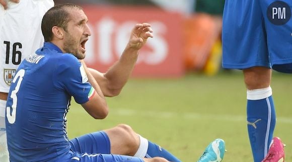 L'Italien Giorgio Chiellini à terre après une morsure de Luis Suarez