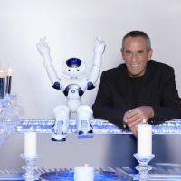 Thierry Ardisson accompagné d'un robot pour "Salut les Terriens !"