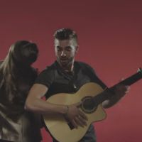 Clip : Kendji Girac ("The Voice") joue les séducteurs dans "Andalouse"