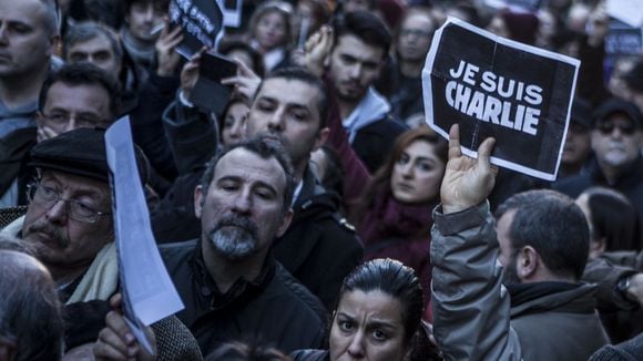 Nicolas Sarkozy joue des coudes pour apparaître sur la photo, "Paris Match" modifie son article