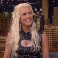 Kristen Wiig se prend pour Khaleesi de "Game of Thrones" chez Jimmy Fallon