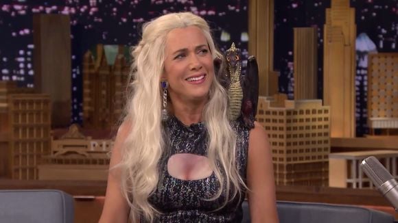 Kristen Wiig se prend pour Khaleesi de "Game of Thrones" chez Jimmy Fallon