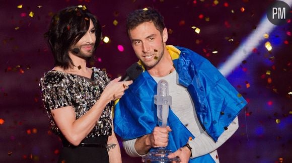 Conchita Wurst remet son trophée à Måns Zelmerlöw.