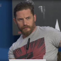 Tom Hardy agacé par les questions d'un journaliste sur sa sexualité