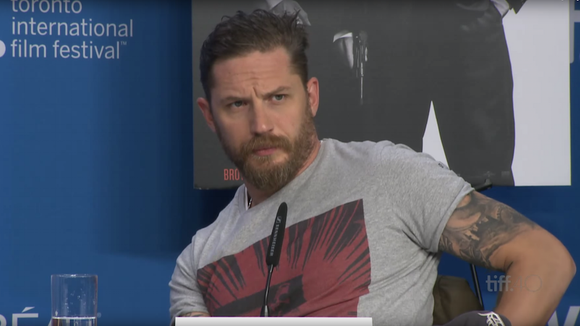 Tom Hardy agacé par les questions d'un journaliste sur sa sexualité