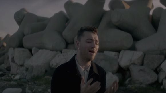 Clip : Sam Smith dévoile "Writing's on the Wall" pour "Spectre", le nouveau James Bond