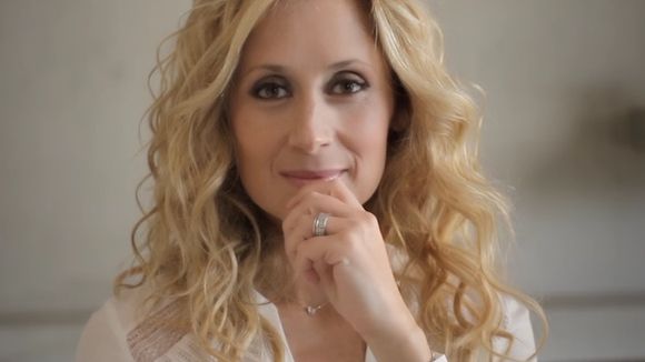 Clip : Lara Fabian joue l'ambiguïté amoureuse dans "Ma vie dans la tienne"