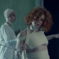 Clip : Emji à l'asile pour le puissant "Lost"